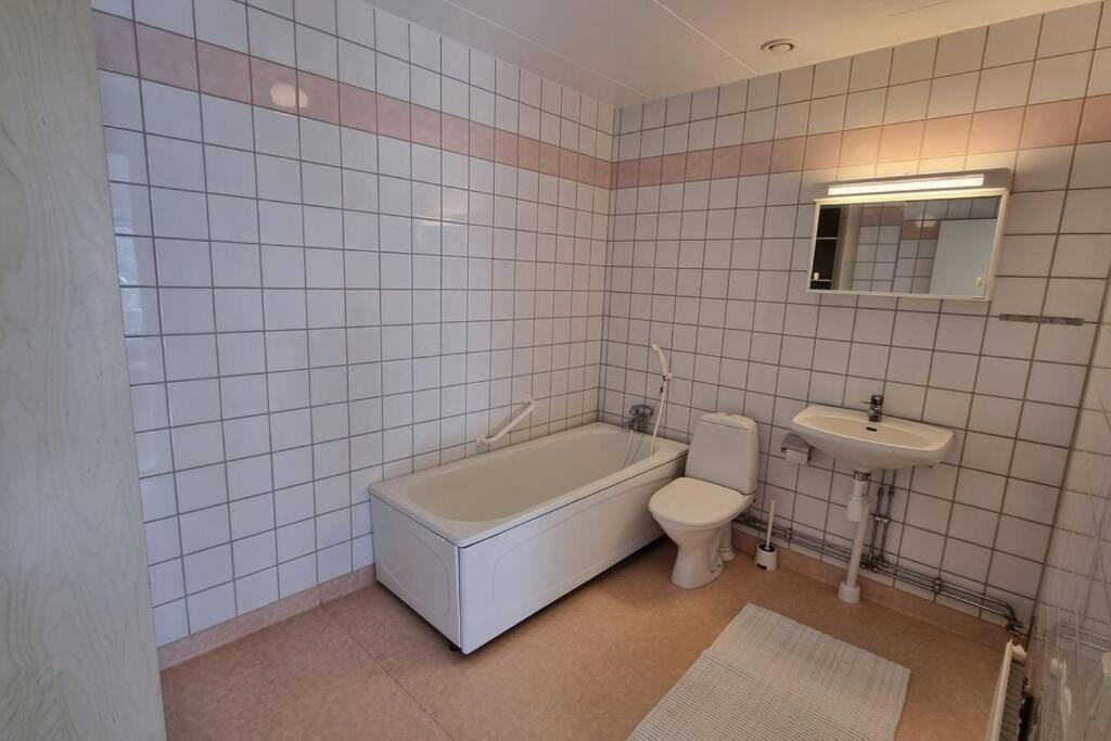 Trivsamt Parhus I Lugnt Omrade Inne I Tranas! Bagian luar foto