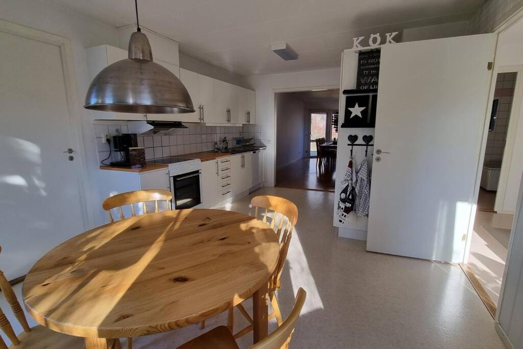 Trivsamt Parhus I Lugnt Omrade Inne I Tranas! Bagian luar foto