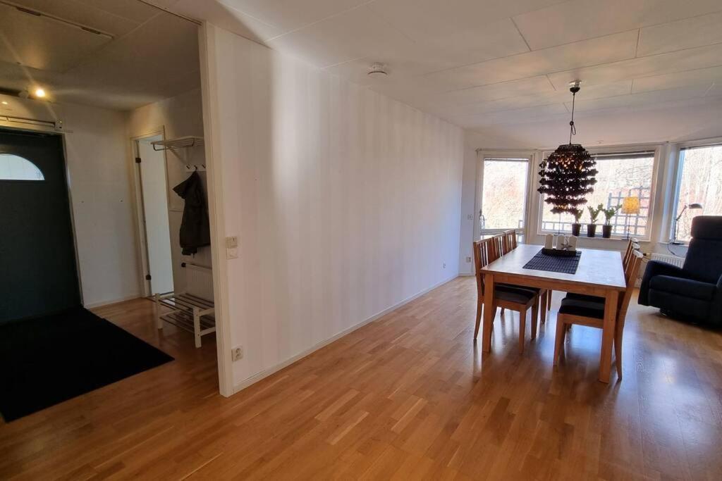Trivsamt Parhus I Lugnt Omrade Inne I Tranas! Bagian luar foto